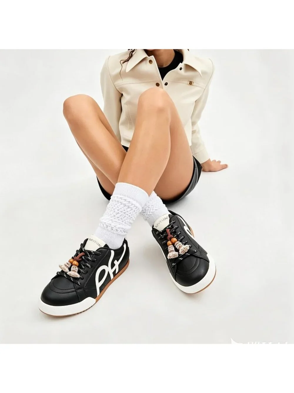 Women's Black Leather Lightweight ﻿Retro Gum Sole Walking Fashion Sneakers